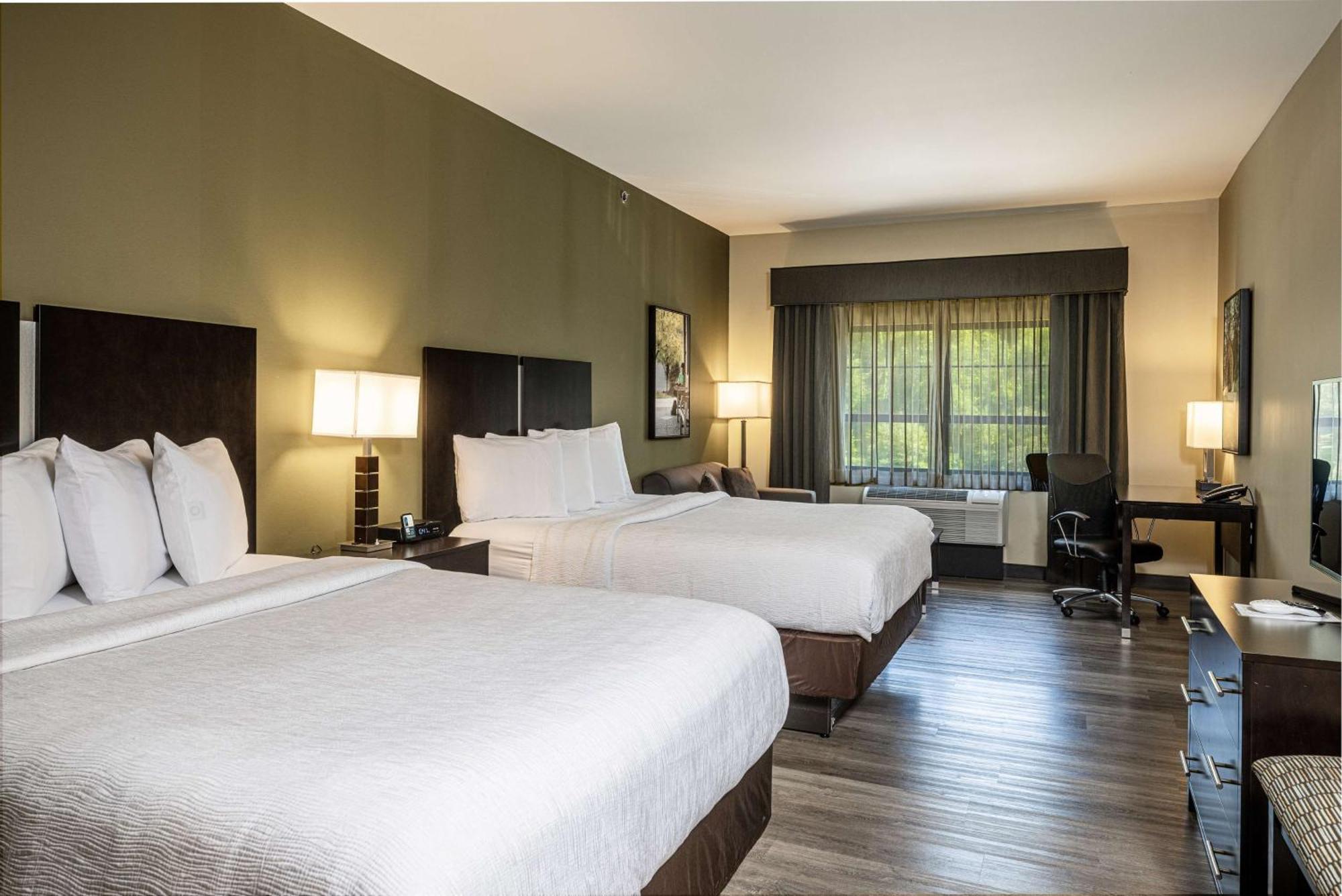 Western Franciscan Square Inn&suites Hotel