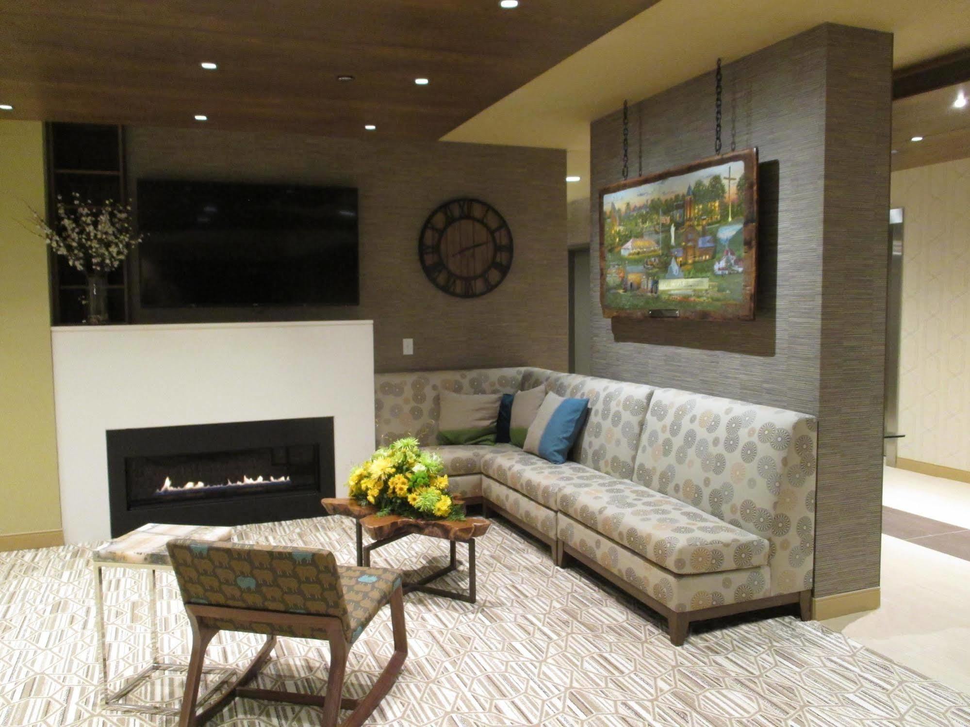 Western Franciscan Square Inn&suites Hotel