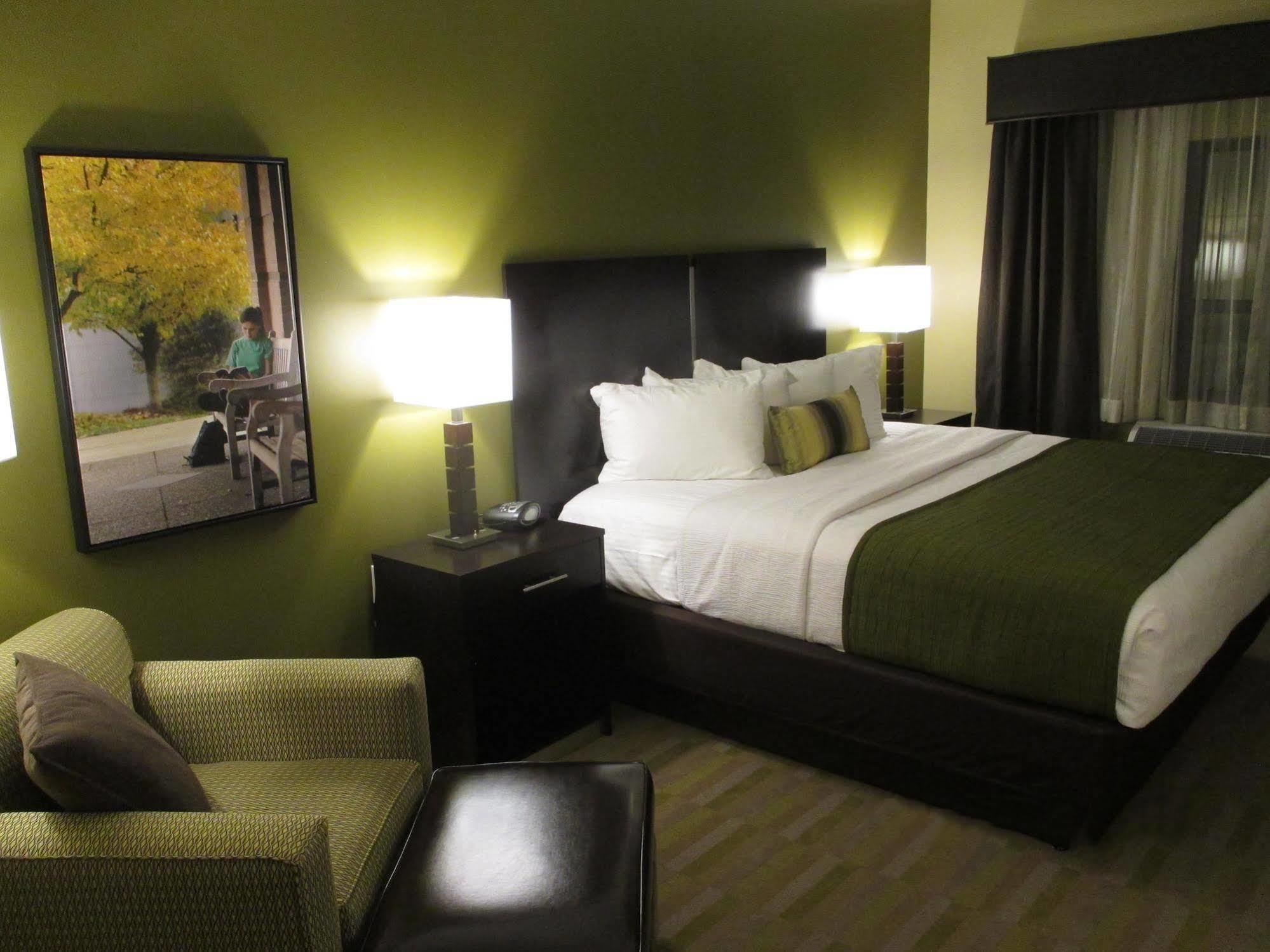 Western Franciscan Square Inn&suites Hotel