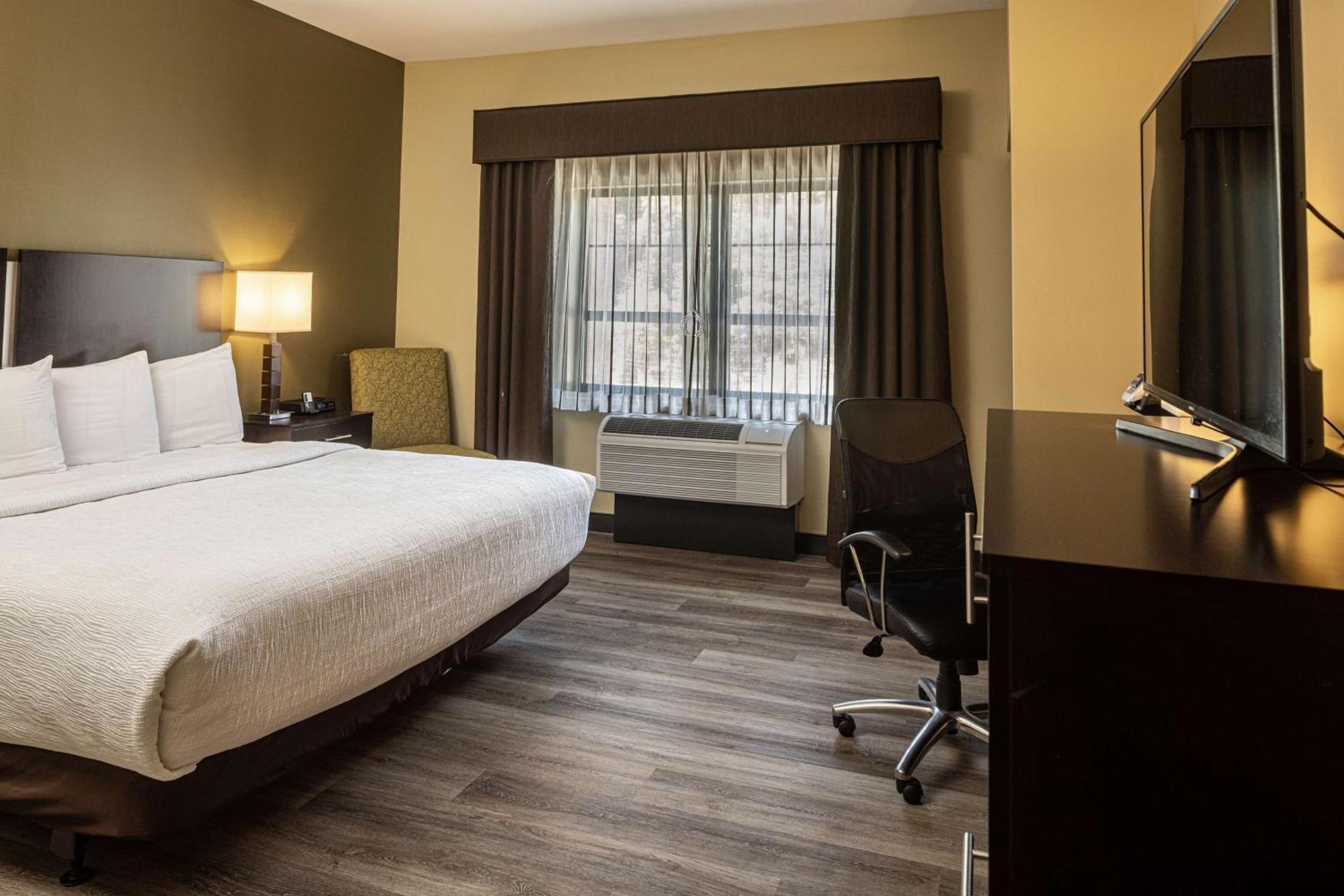 Western Franciscan Square & Hotel